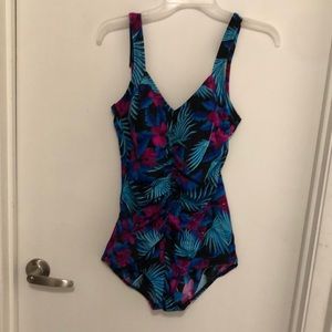 T.H.E. Swimwear Women’s One Piece Swimsuit women’s Gently Used Size 16/38 D/DD